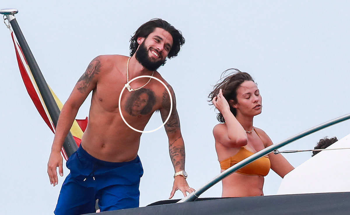 Jota Peleteiro se quita el tatuaje de Jessica Bueno con su novia como testigo