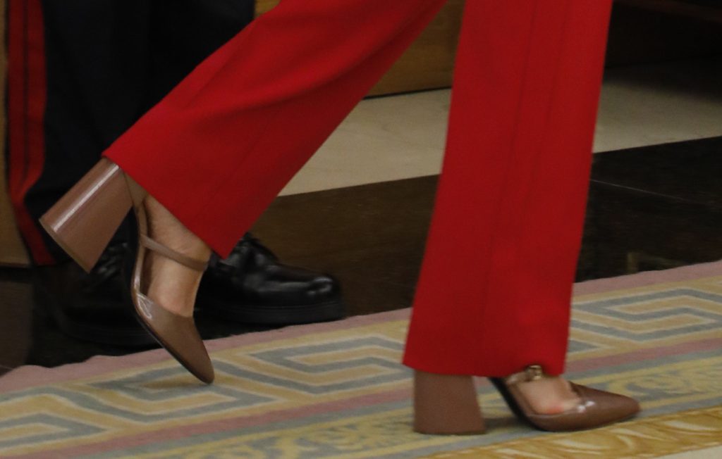 La Reina Letizia combina con extraños zapatos su nuevo traje chaqueta rojo fucsia