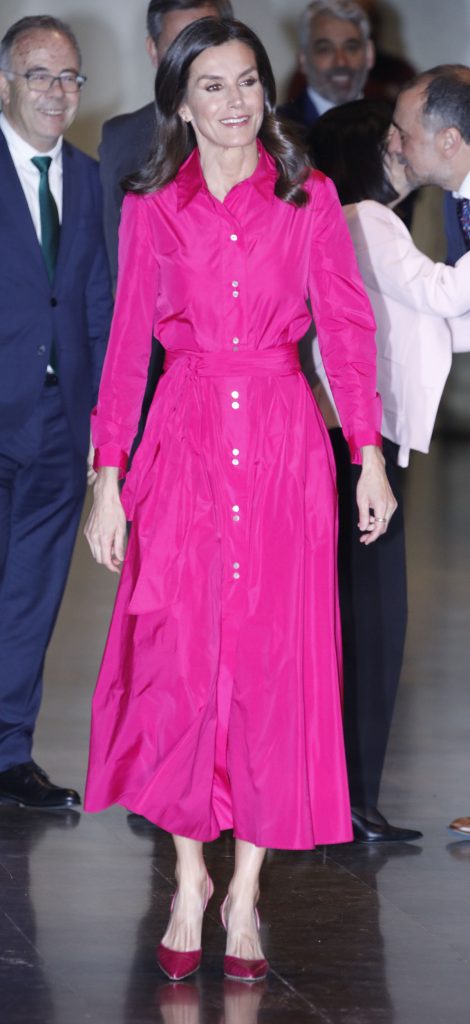 La Reina Letizia derrocha presupuesto con un vestido camisero fucsia (¡tres estrenos esta semana!)