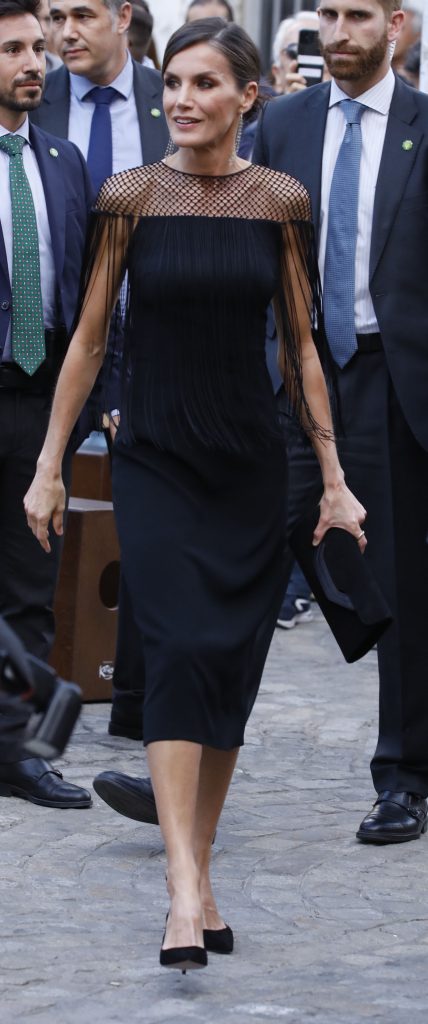 La Reina Letizia saca sus flecos de flamenca y toca las palmas en Cádiz