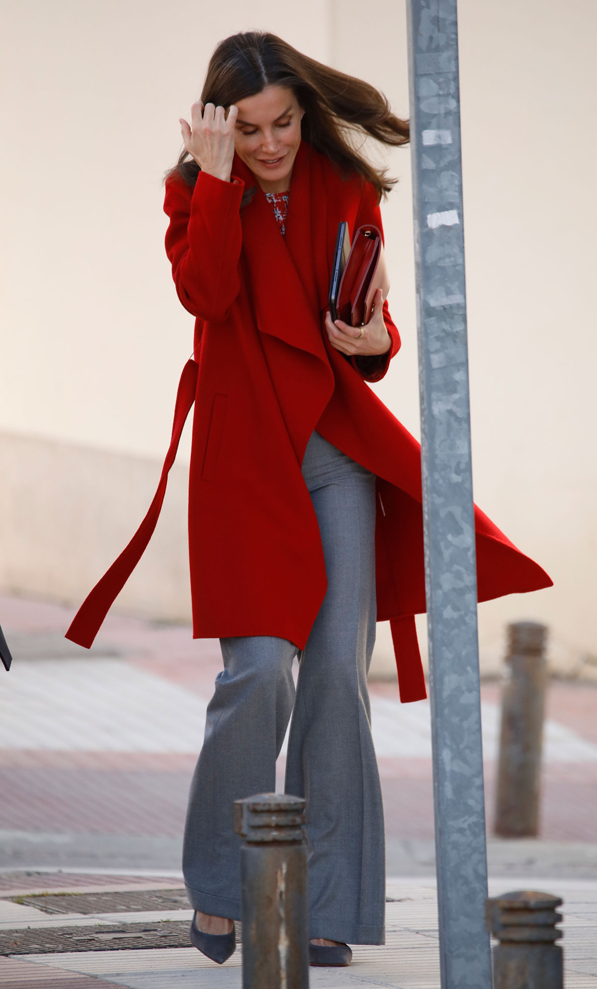 Letizia impresiona de rojo con un look ejecutivo perfecto (con iPad en mano)