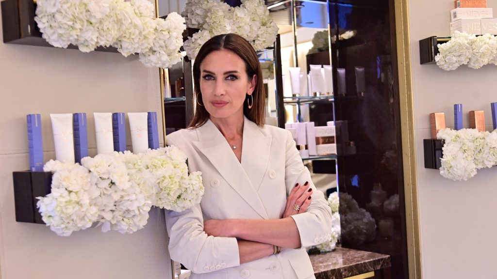 Nieves Álvarez con un impoluto traje blanco en su día grande: "Hoy cumplo un sueño al lanzar mi línea de cosmética"