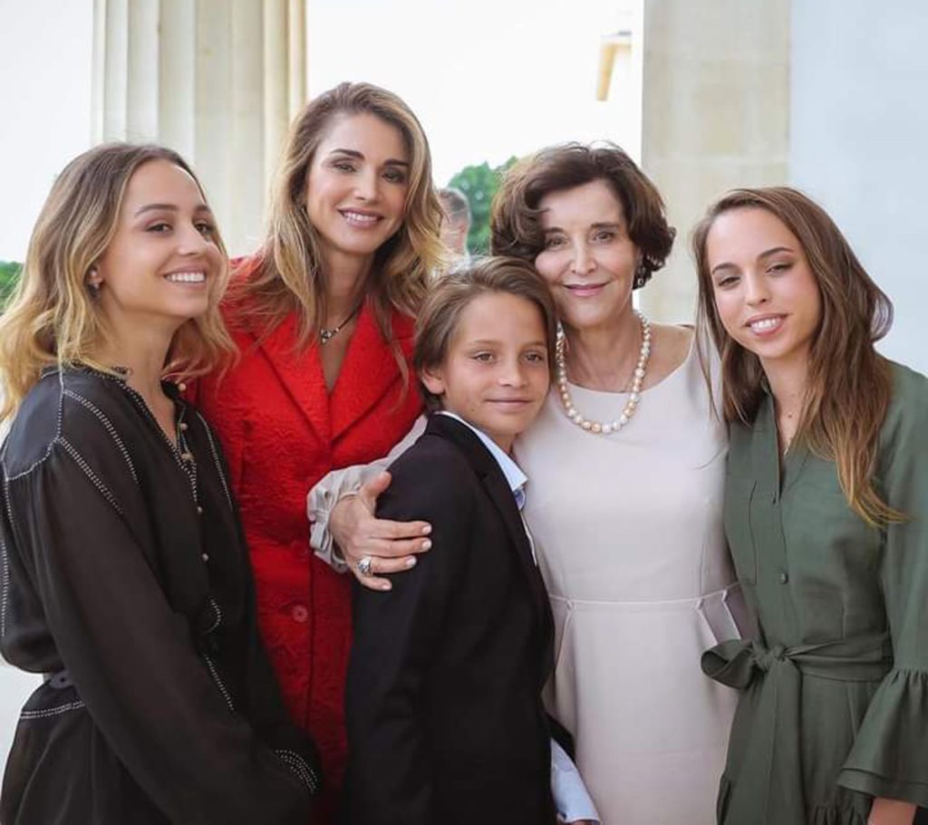 Ponemos cara a la madre y la hermana de Rania de Jordania tras una rara salida en público