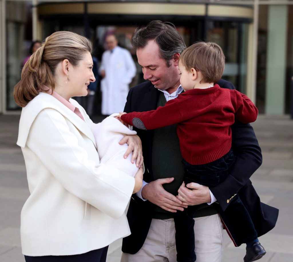 Los príncipes de Luxemburgo salen de la clínica con sus dos hijos: "Charles fue directo hacia su hermano"