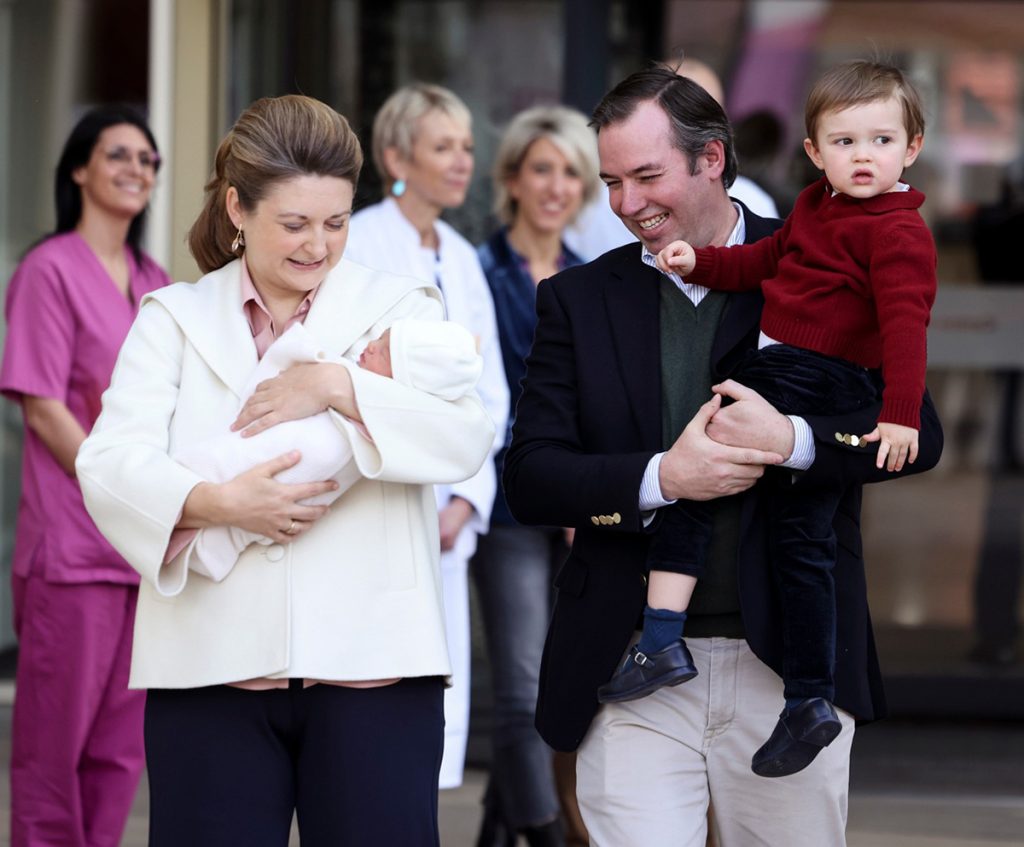 Los príncipes de Luxemburgo salen de la clínica con sus dos hijos: "Charles fue directo hacia su hermano"