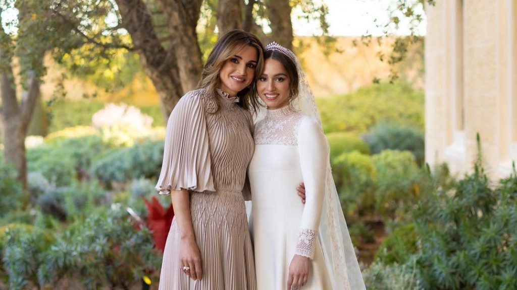 Rania de Jordania, impresionante con un vestido de invitada en tono empolvado para la boda de su hija Iman