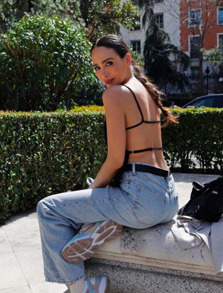 Rocío Osorno agotará este top de Zara ideal para verano: de lino y con la espalda descubierta