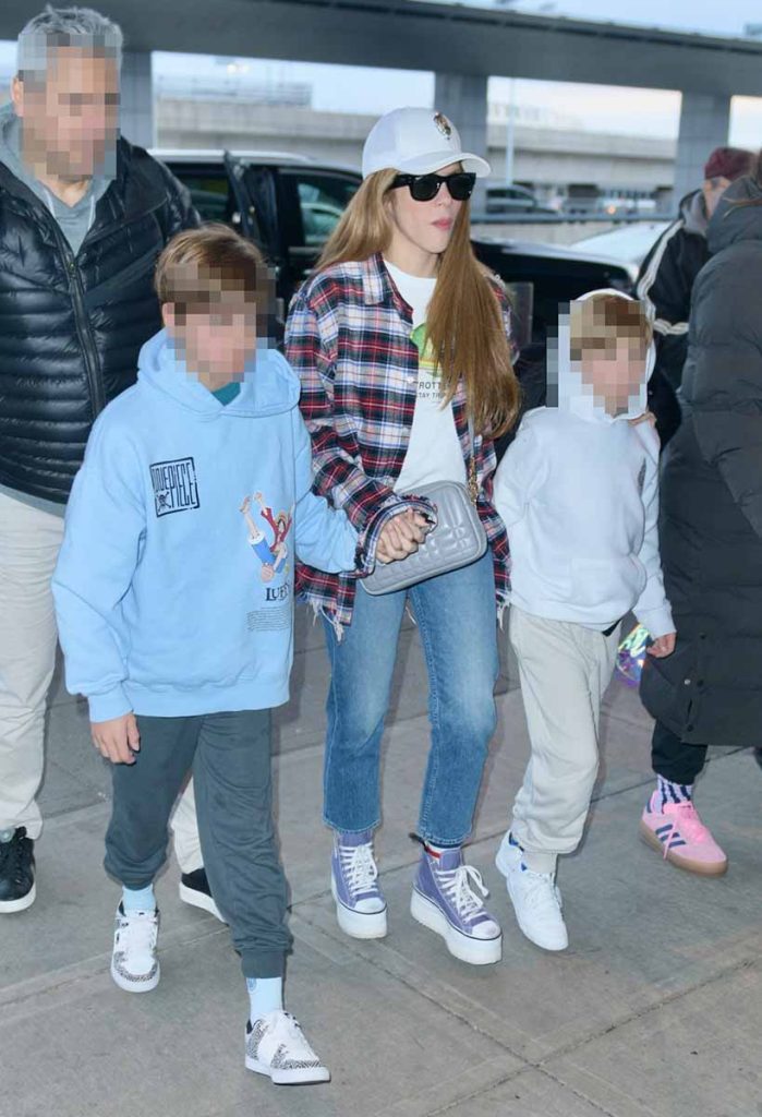 Shakira, con semblante serio, regresa a España con sus hijos