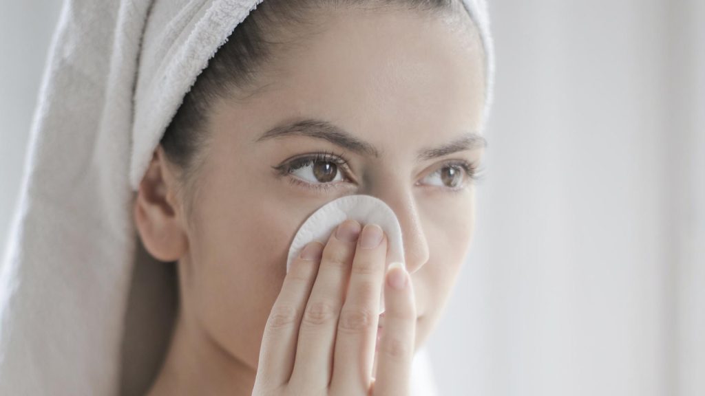 Descubre la triple limpieza facial para limpiar tu piel en profundidad y conseguir un cutis radiante