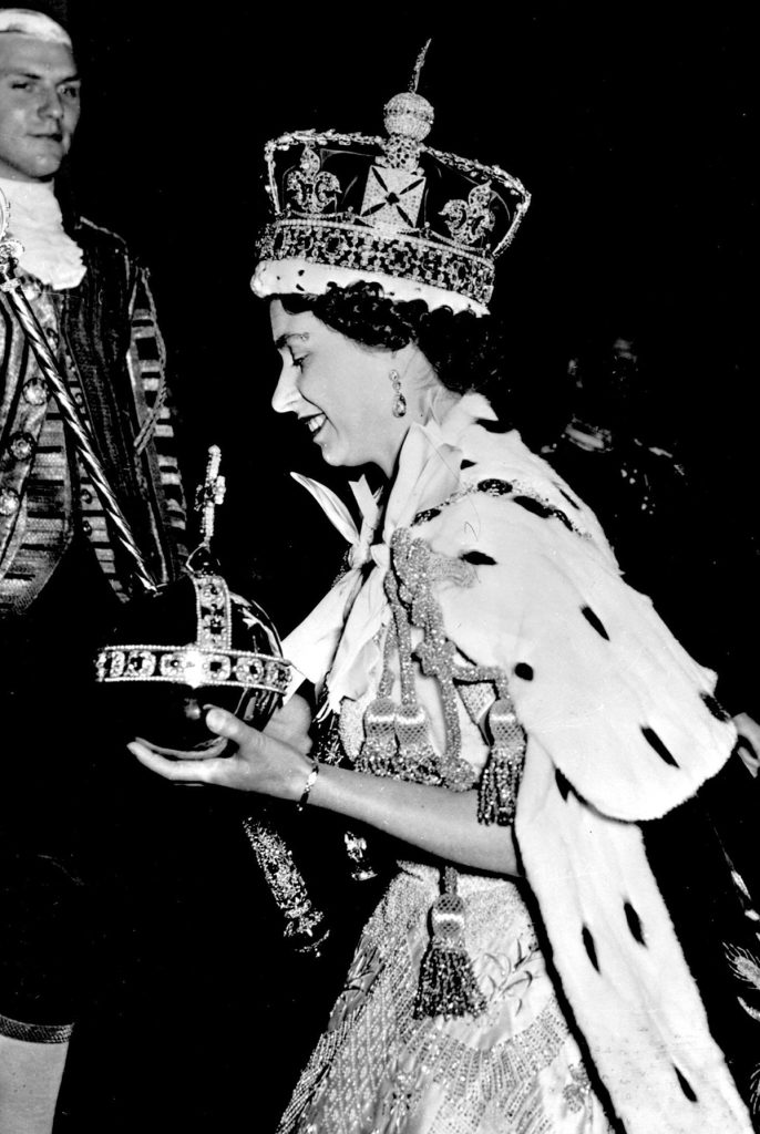 Primera imagen de Carlos de Inglaterra con la corona sobre su cabeza