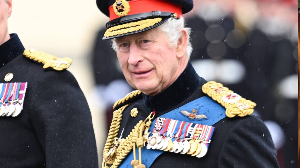 Carlos III presenta el nuevo estandarte para la Coronación