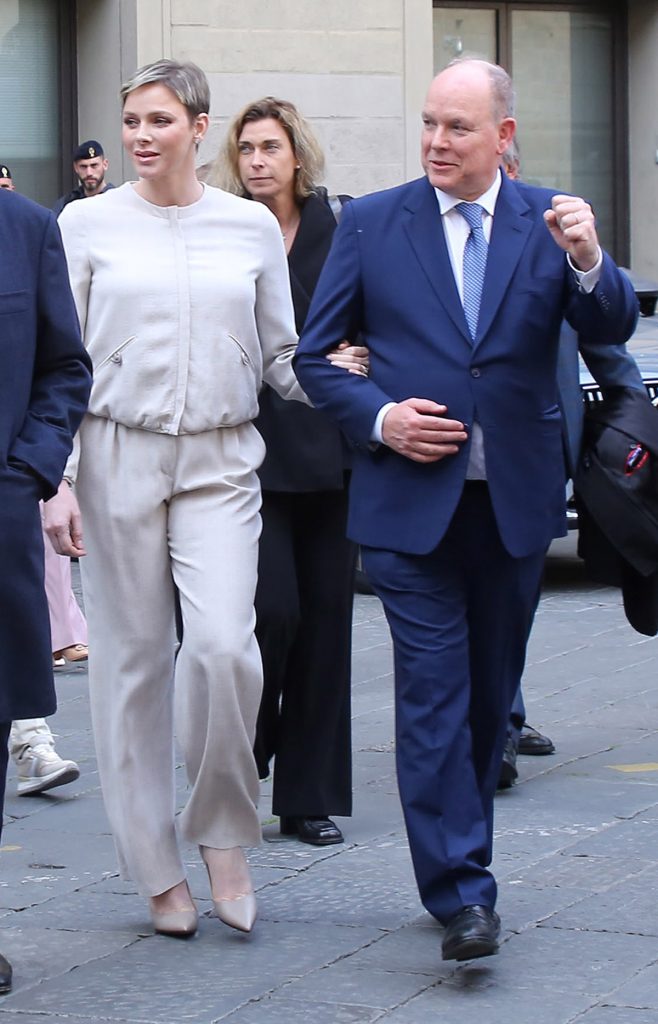 Charlène de Mónaco, en chándal o pijama, del brazo del príncipe Alberto en Florencia