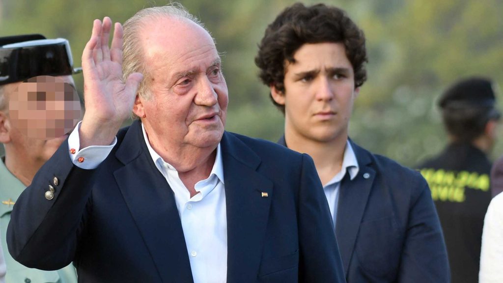 Don Juan Carlos habla sobre la vida de Froilán en Abu Dabi: "Está muy contento"
