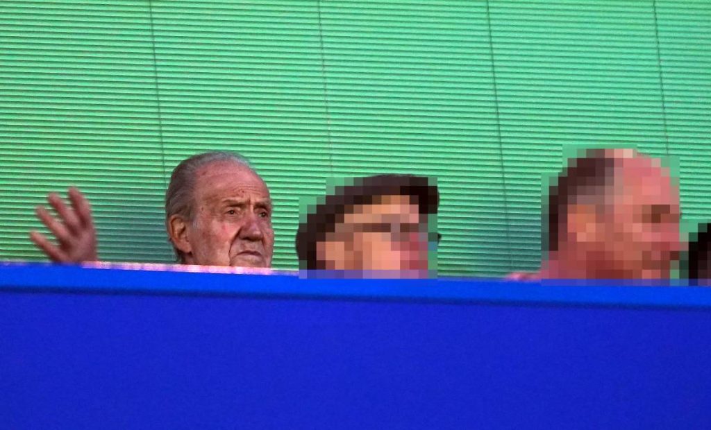 El Rey Don Juan Carlos anima al Real Madrid en Londres antes de poner rumbo a España