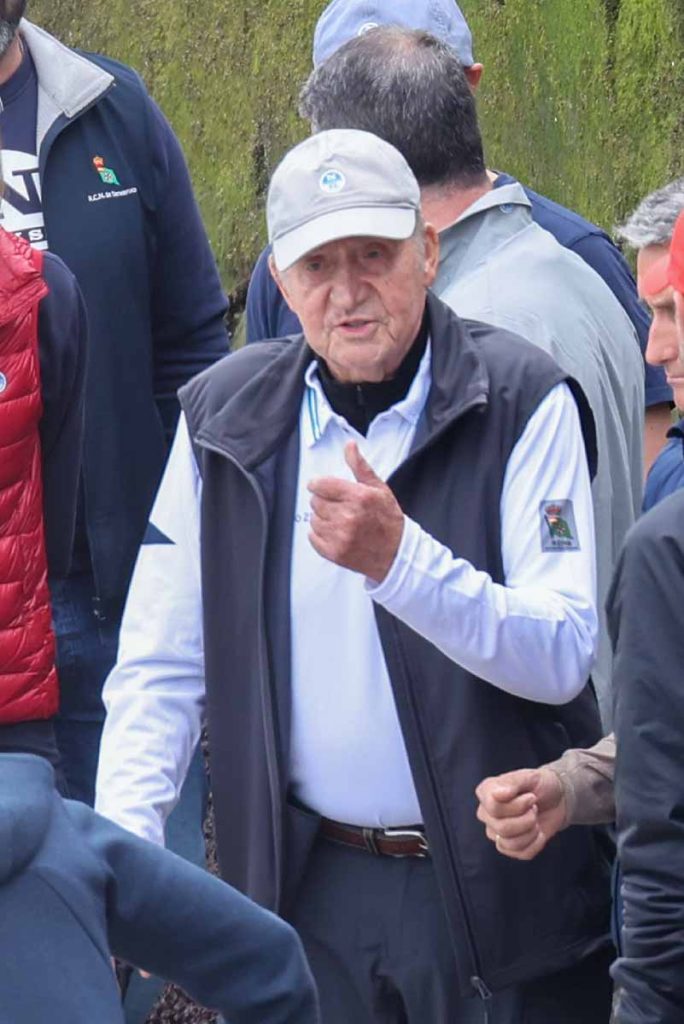 El Rey Juan Carlos ya está en Sanxenxo: las imágenes de su 'reencuentro' con el Bribón