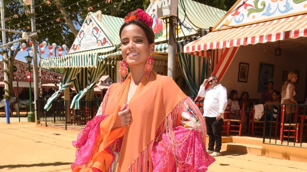 Gloria Camila, entre las mejor vestidas de la Feria de Abril con un diseño flamenco en tonos flúor