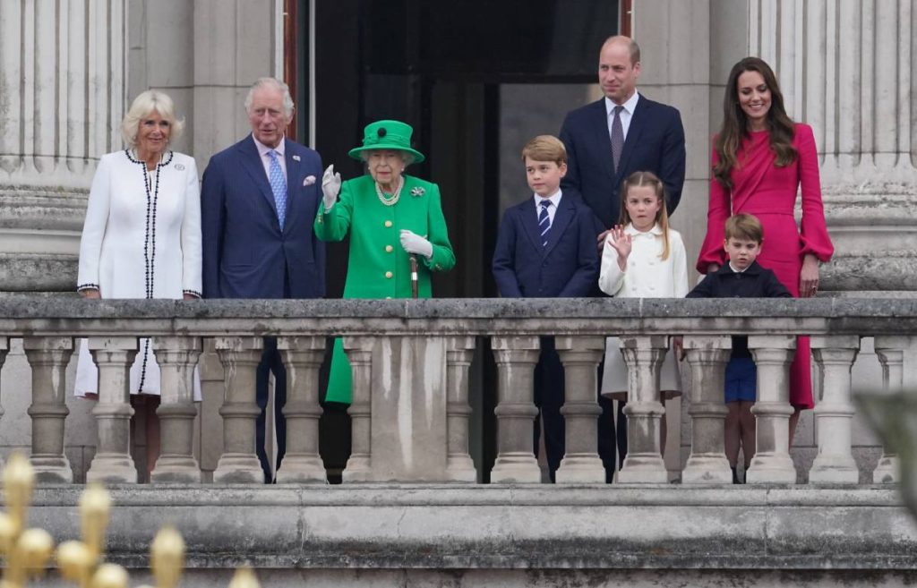 La foto inédita de Isabel II con sus bisnietos días antes de morir