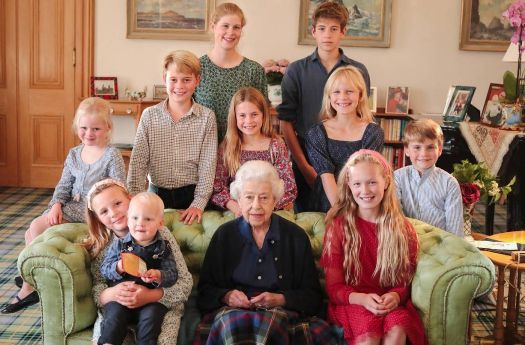 La foto inédita de Isabel II con sus bisnietos días antes de morir