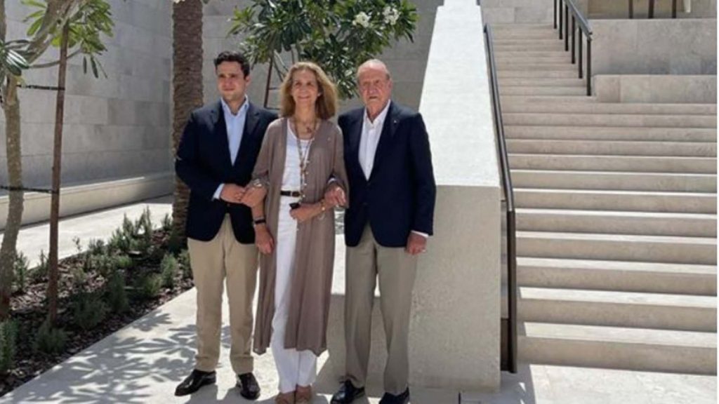 La infanta Elena visita al rey Juan Carlos y a Froilán en Abu Dabi