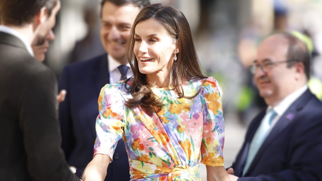 La Reina Letizia estrena en Córdoba el vestido florido más deseado (y a buen precio) de la primavera