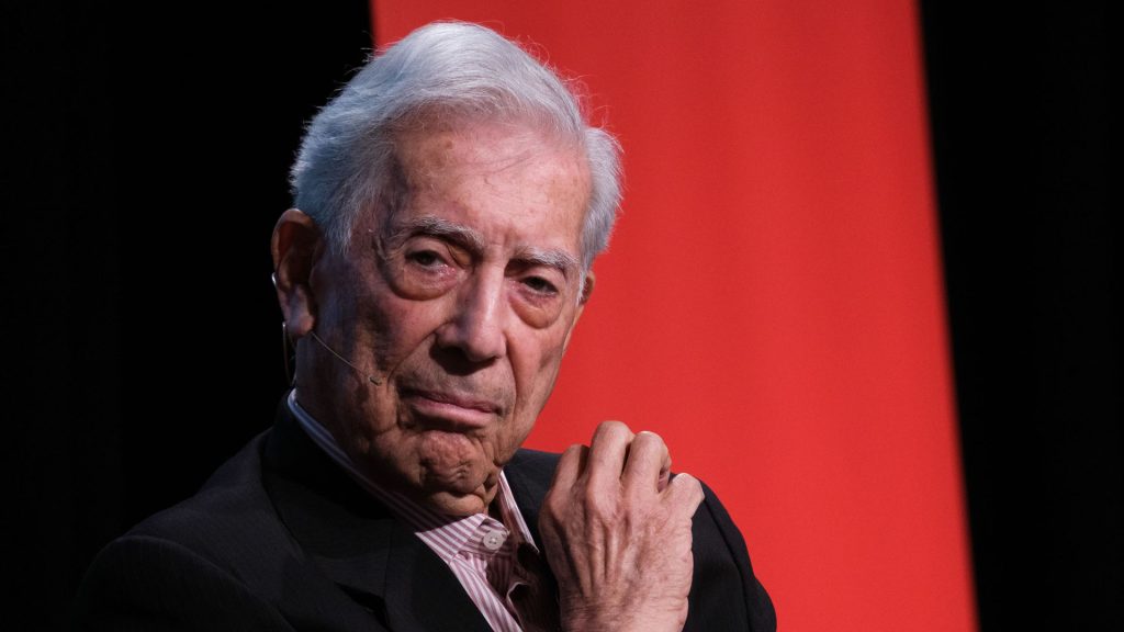 Mario Vargas Llosa, hospitalizado por covid