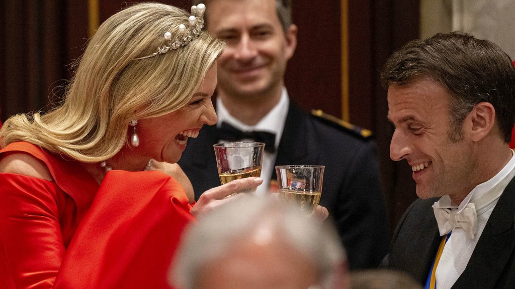 Máxima de Holanda: efusiva, de rojo y con espectaculares perlas en la cena de gala con los Macron