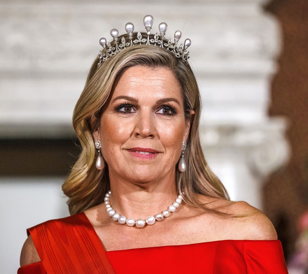 Máxima de Holanda: efusiva, de rojo y con espectaculares perlas en la cena de gala con los Macron