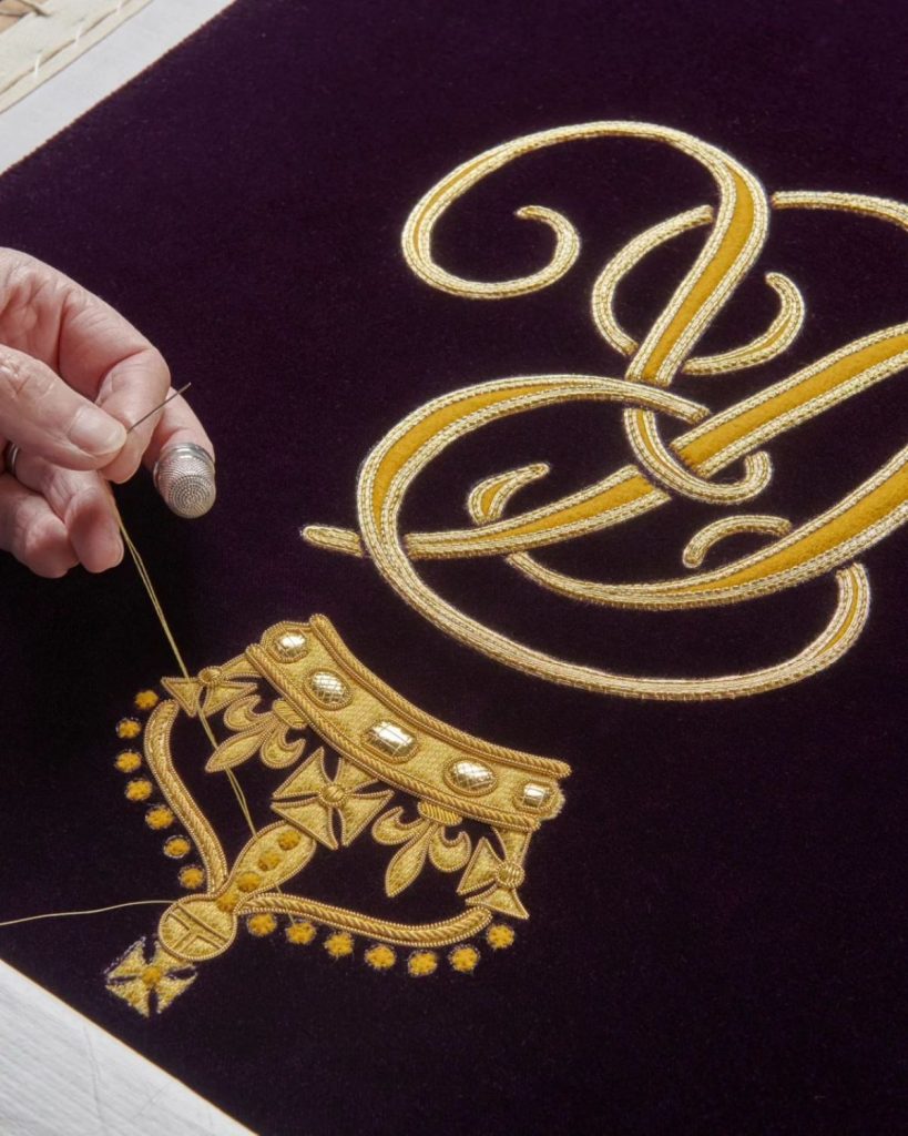 Primeras imágenes de las túnicas que Carlos III y Camilla llevarán en la Coronación