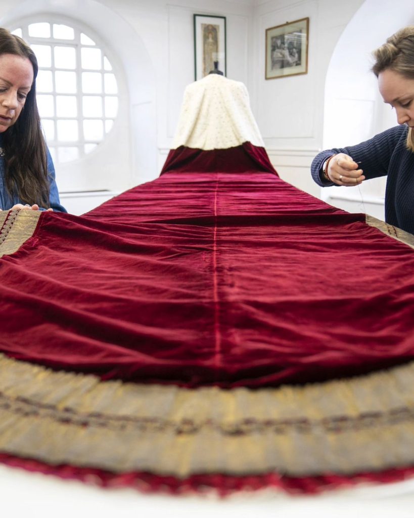 Primeras imágenes de las túnicas que Carlos III y Camilla llevarán en la Coronación