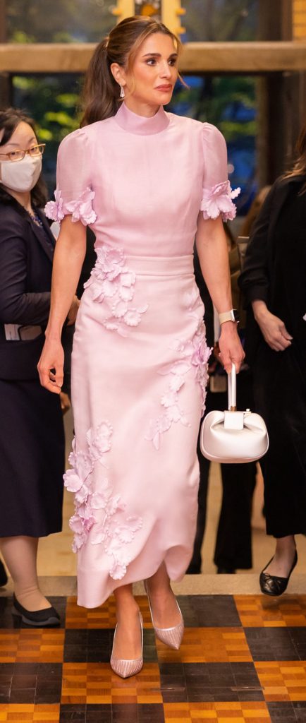 Rania de Jordania conquista Japón: los looks con los que vuelve a ser la reina más 'fashion'