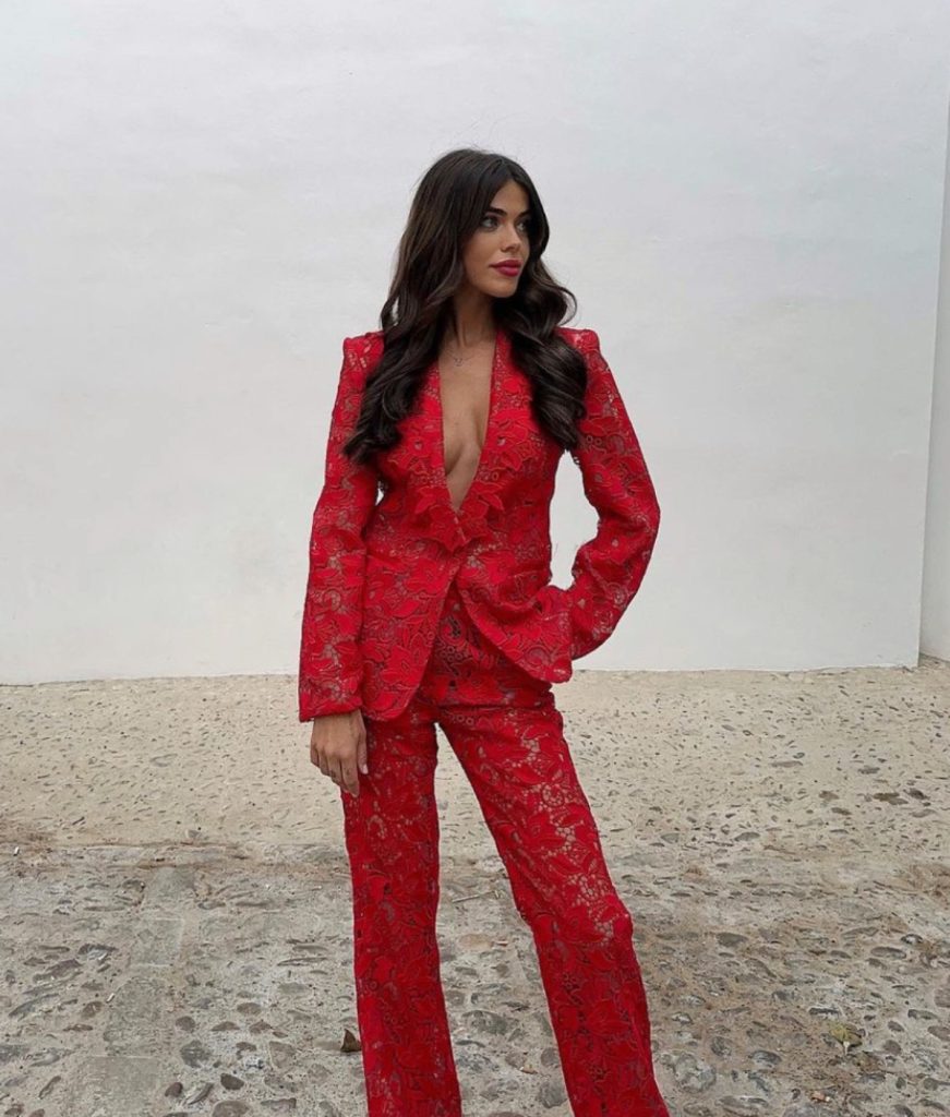Violeta Mangriñán mango traje encaje rojo