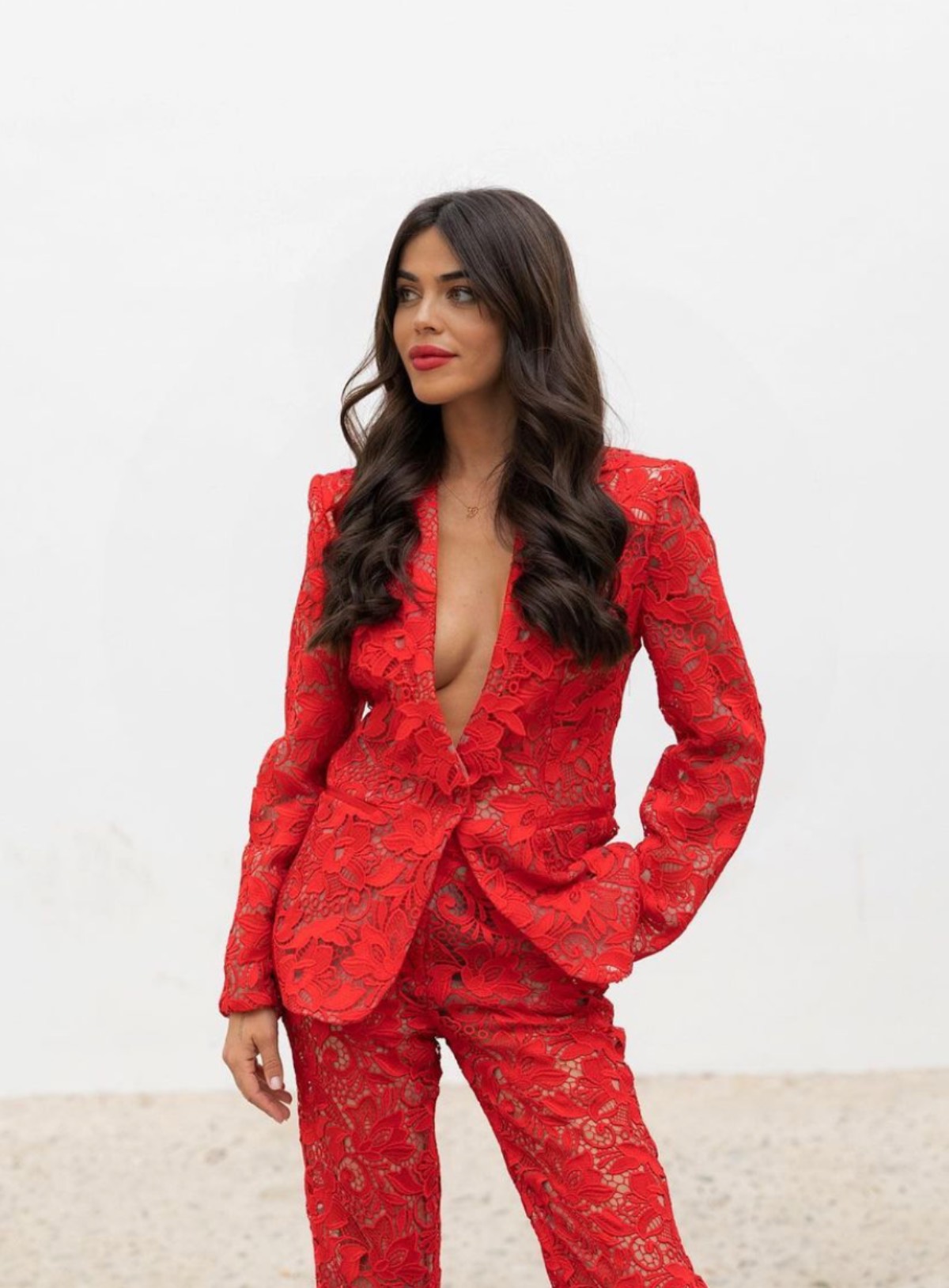 Violeta Mangriñán mango traje encaje rojo
