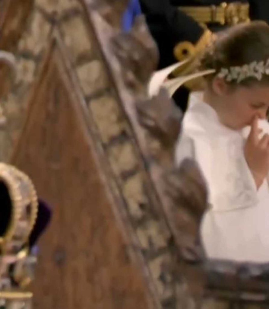 Charlotte, pillada hurgando en su nariz durante la coronación