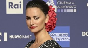 Penélope Cruz deslumbra en los premios 'David di Donatello' con un look flamenco, honrando la tradición española