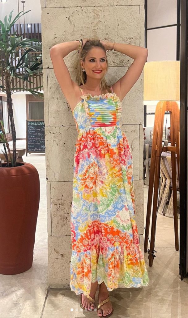 Alba Carrillo se apunta al vestido vitaminado para ir de la oficina a la playa