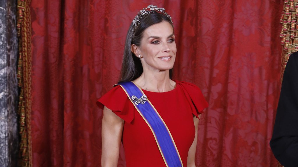 La Reina Letizia recupera la Tiara Floral (su favorita) en el Palacio Real