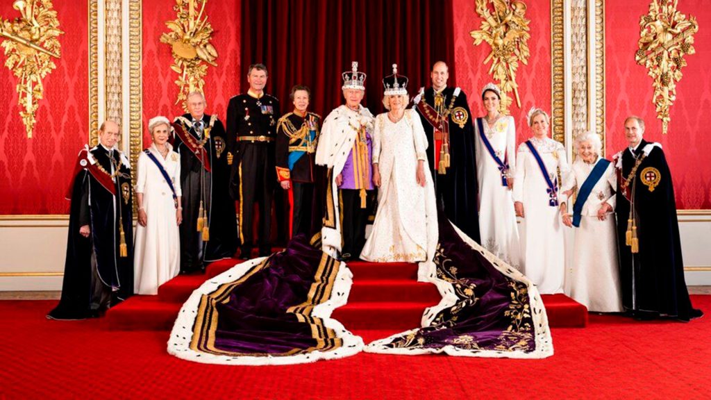 Buckingham facilita los posados oficiales de Carlos III (ni rastro de Harry)