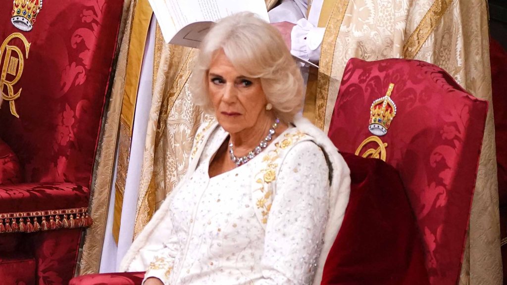 Camilla, el centro de todas las miradas durante su coronación con una espectacular capa de terciopelo