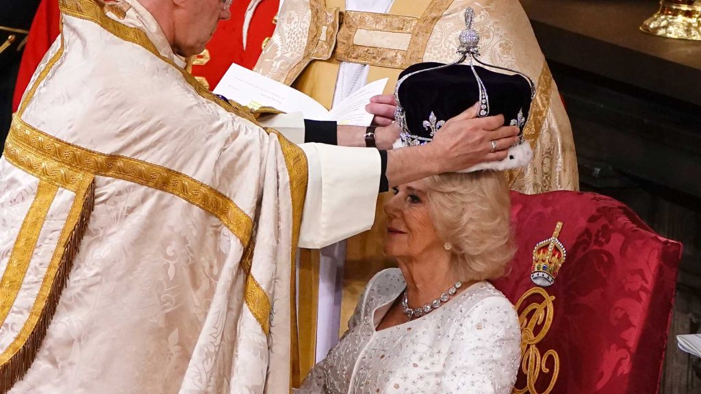 Camilla y su gesto de miedo en el momento de imponerle la corona