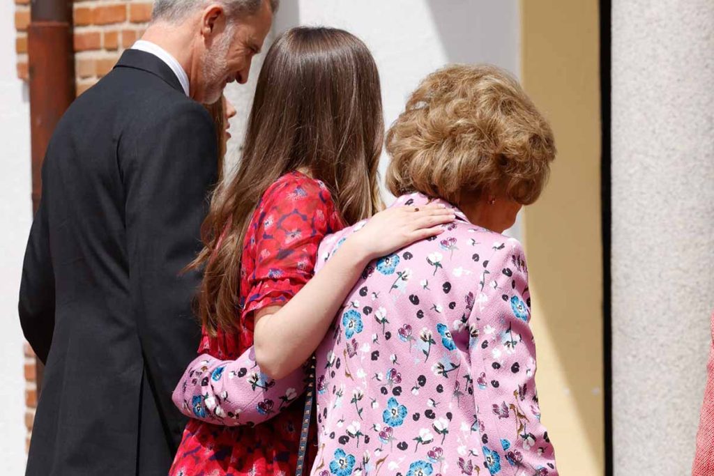 El abrazo de la Princesa Leonor a la Reina Sofía: la imagen más comentada de la Confirmación de la Infanta Sofía