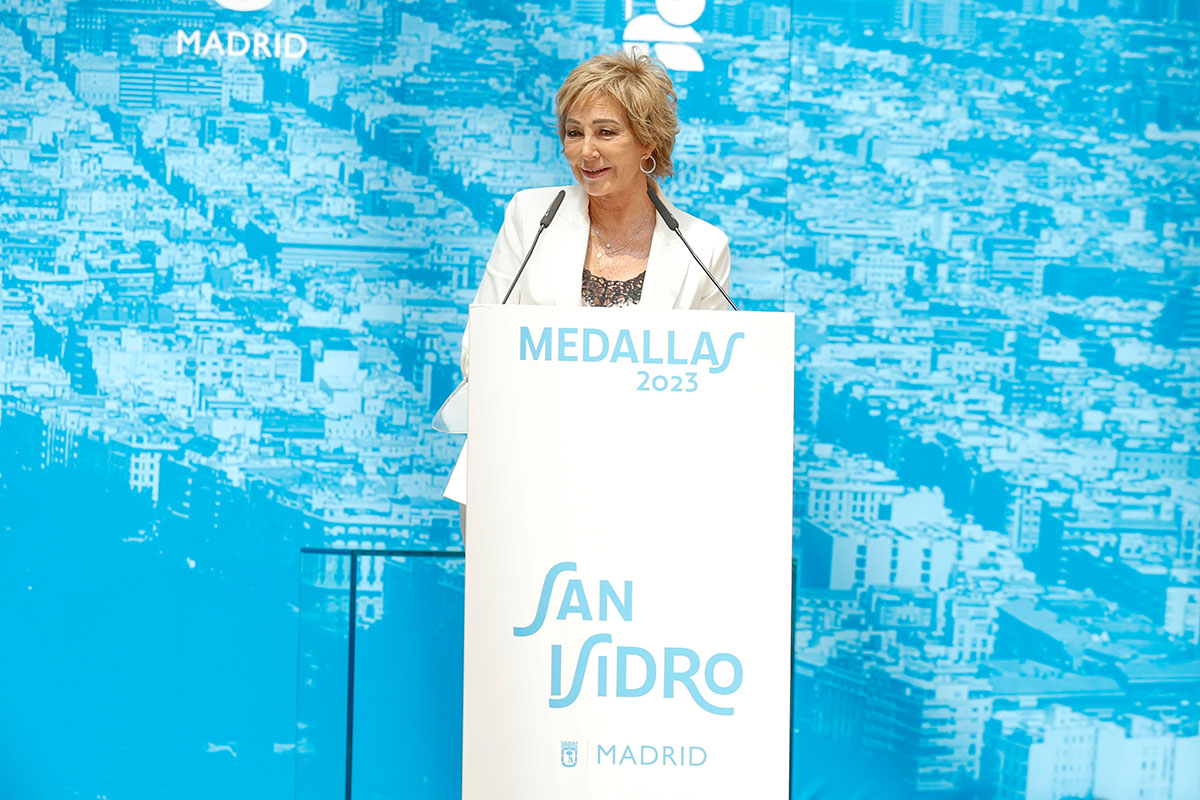 El despiste de Ana Rosa Quintana al recibir la Medalla de Honor en Madrid