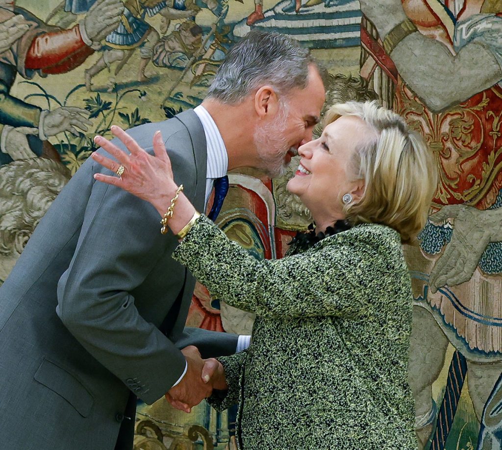 El entusiasta encuentro entre el Rey Felipe y Hillary Clinton