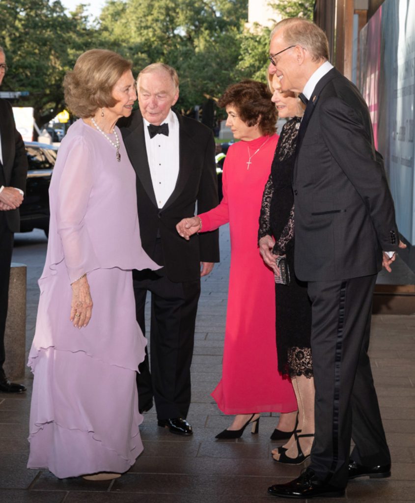 El increíble collar de rubí de la Reina Sofía heredado de su madre brilla en Estados Unidos