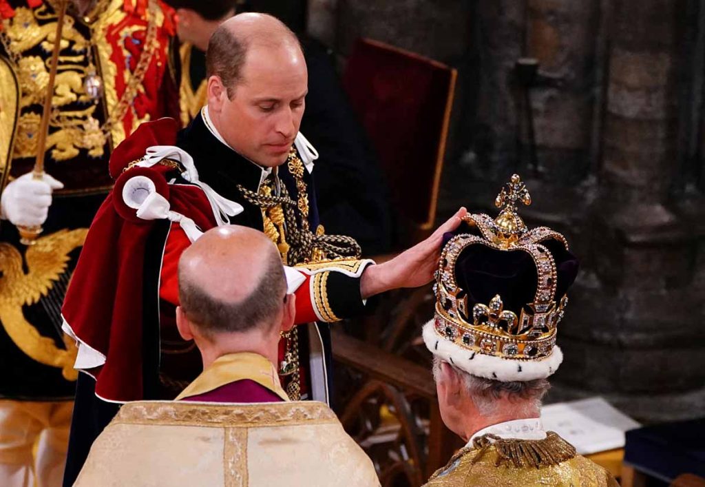 El Príncipe Guillermo, emocionado, se arrodilla ante Carlos III en su Coronación
