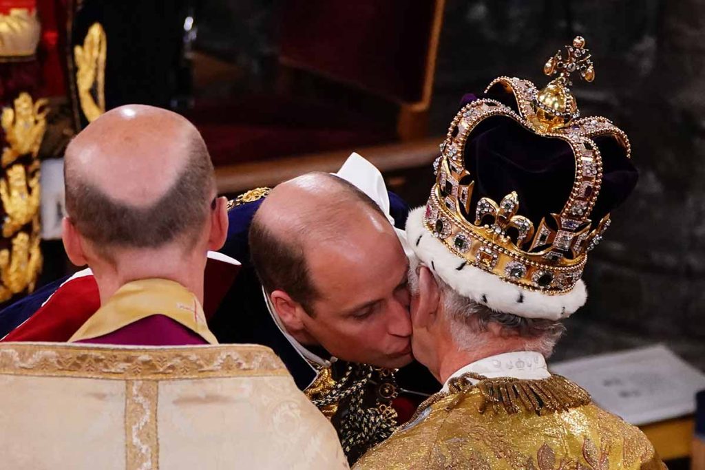 El Príncipe Guillermo, emocionado, se arrodilla ante Carlos III en su Coronación