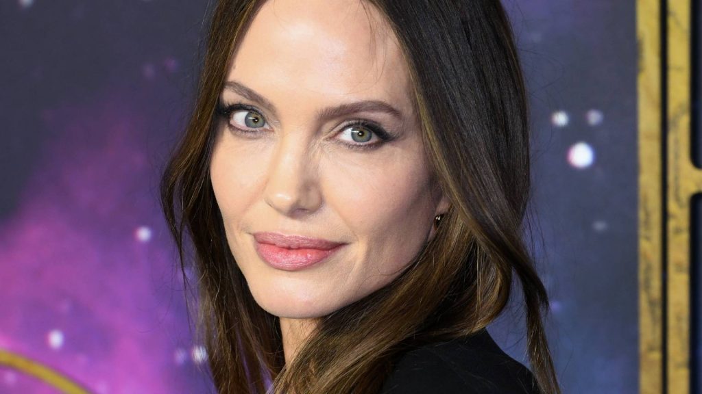 El recuerdo de Angelina Jolie a su madre y su mensaje sobre el cáncer que padeció