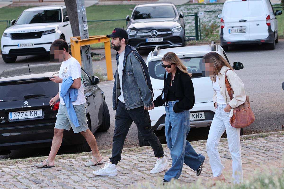 Clara Chia and Gerard Pique Arrival at the Coldplay concert in Barcelona on Sunday, May 28, 2023
