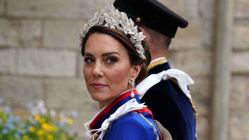 Kate Middleton impacta con su estilismo de gala para la coronación de Carlos III