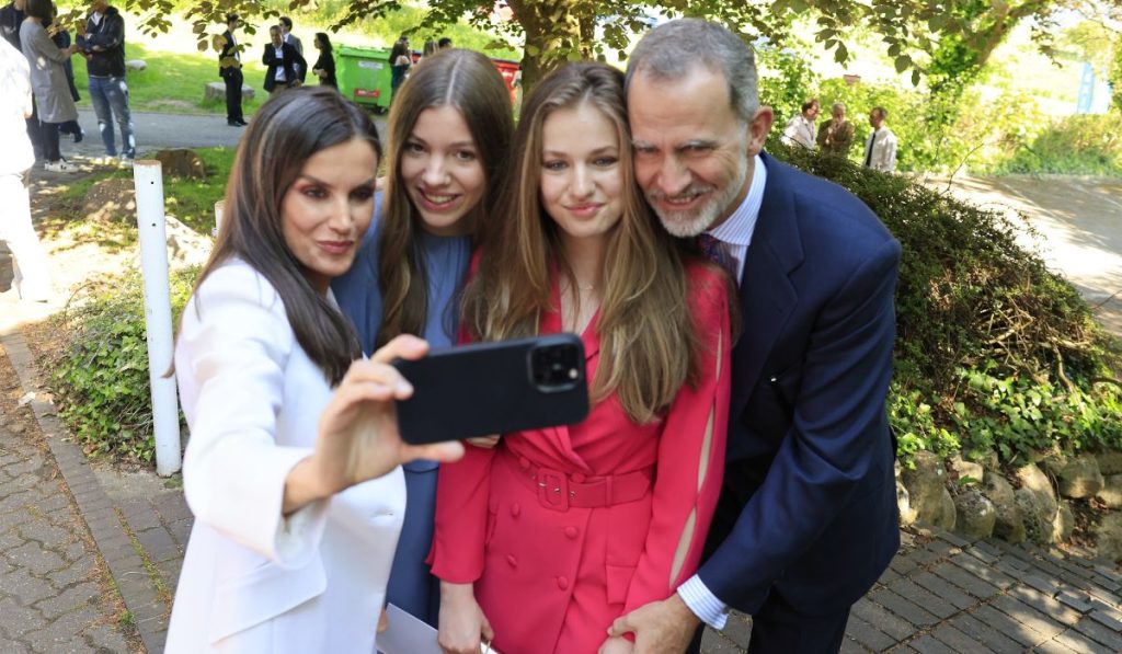 la familia real tomándose un selfie