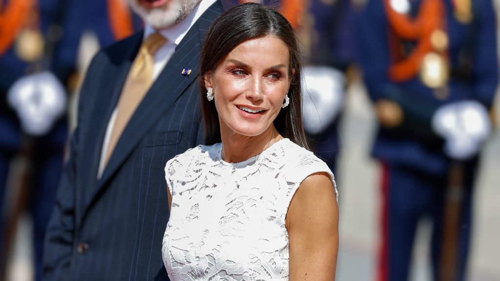 Los looks perfectos de la Reina Letizia para la Confirmación de la Infanta Sofía
